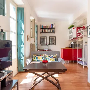 https://bright-cozy-apartment-with-5-balconies-in-old-town.hotelsinnerja.org